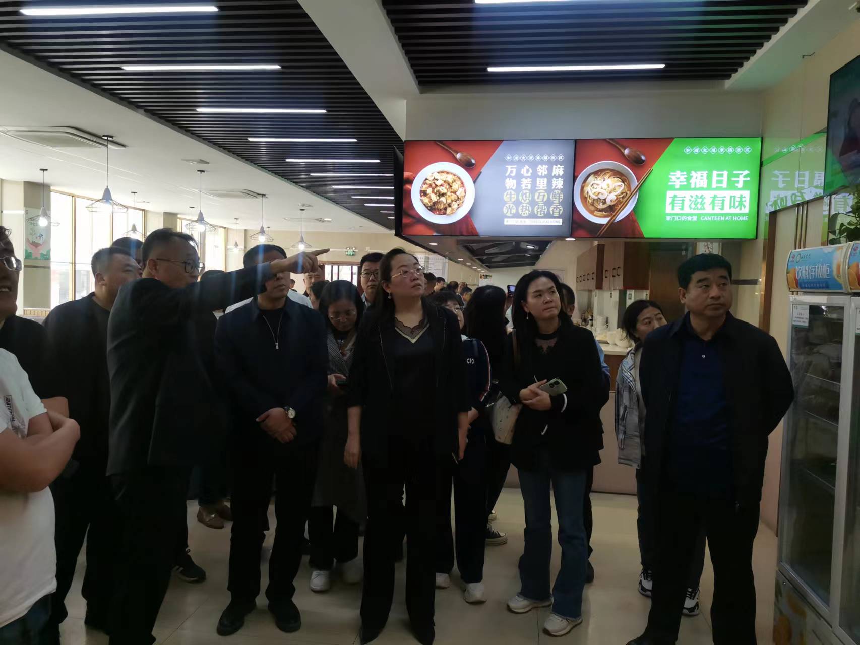 万柏林区民政局领导带队参观太重宾馆社区食堂
